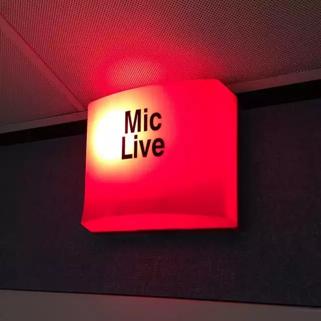 Mic Live sign