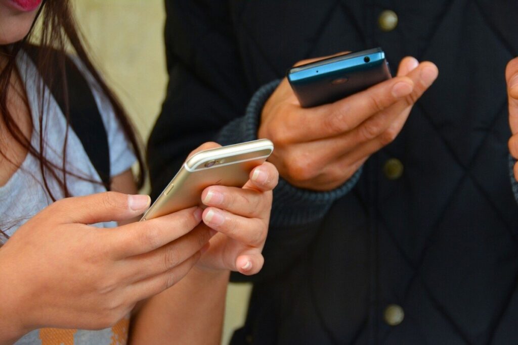 A man and a woman on their mobile phones by Dean Moriarty from Pixabay