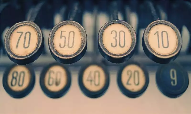 Numbers on keys on a manual shop till. Photo: Pexels.com