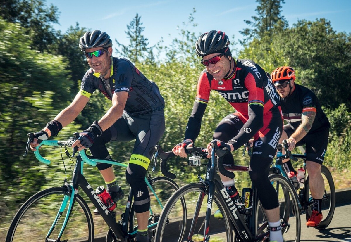 3 male cyclists. by Bedrck on pixabay