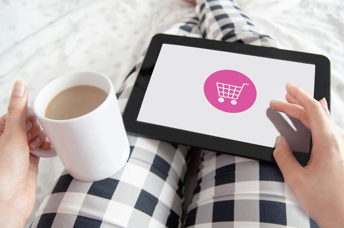 A woman on a tablet showing a shopping trolley. By justynafaliszek on pixabay