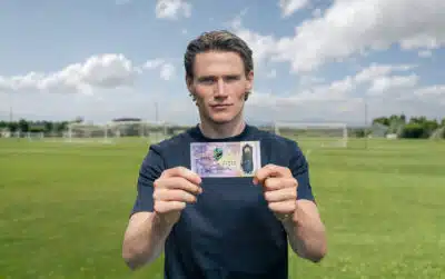 Scott McTominay holds the limited edition Bank of Scotland note.